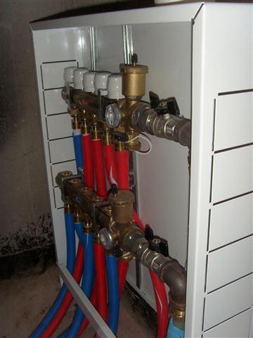 Коллекторный шкаф отопления и трубы TECEflex.